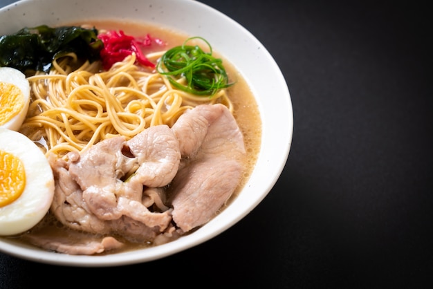 tonkotsu makaron ramen z wieprzowiną i jajkiem