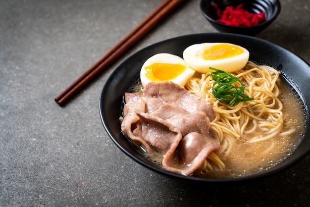 tonkotsu makaron ramen z wieprzowiną i jajkiem