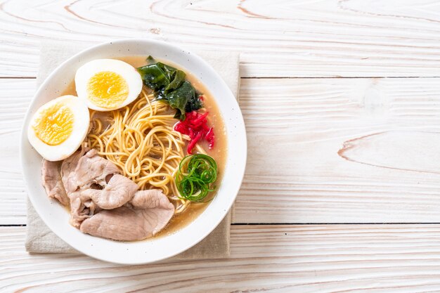 tonkotsu makaron ramen z wieprzowiną i jajkiem