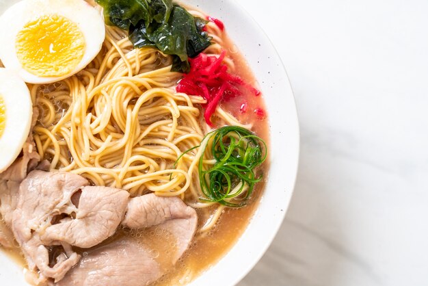 tonkotsu makaron ramen z wieprzowiną i jajkiem