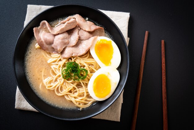 tonkotsu makaron ramen z wieprzowiną i jajkiem