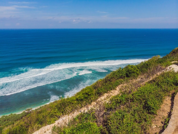 Top ptaka piękna plaża Bali. Pusta rajska plaża, błękitne fale morza na wyspie Bali, Indonezja. Suluban i Nyang Nyang miejsce.