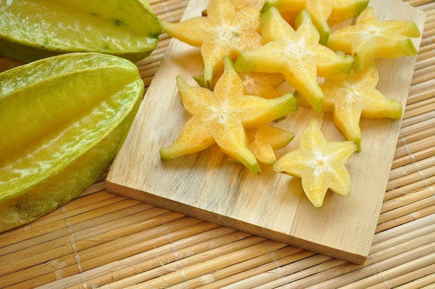 Top Shot Starfruit I Jego Plastry Na Drewnianej Desce Do Krojenia