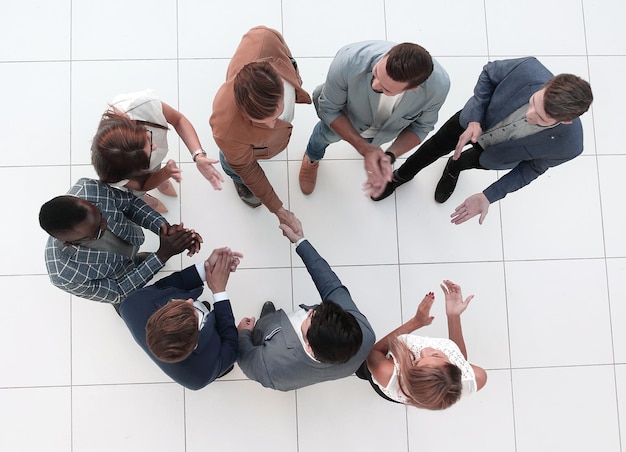 Top view zespół biznesowy i uścisk dłoni partnerów biznesowych