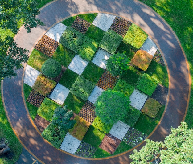 Topiary kwietnik w parku, podzielony na kwadratowe sekcje, widok z lotu ptaka.