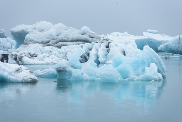 Zdjęcie topniejące góry lodowe w wyniku globalnego ocieplenia i zmian klimatycznych pływające w jokulsarlon na islandii