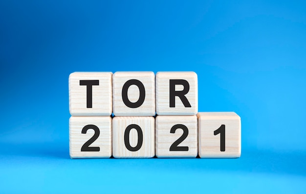 TOR 2021 roku na drewnianych kostkach na niebieskim tle