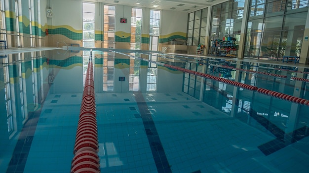 Zdjęcie tor sportowy w basenie cichy tor wodny na powierzchni wody czeka na wodę!