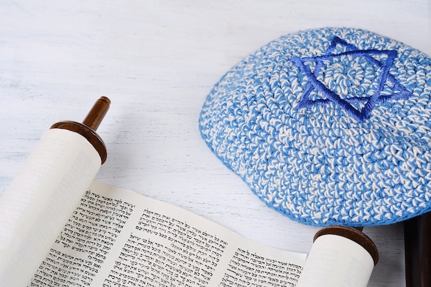 Tora Z Dzianinowym Kippah