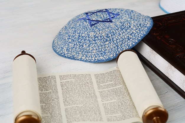 Tora Z Dzianinowym Kippah