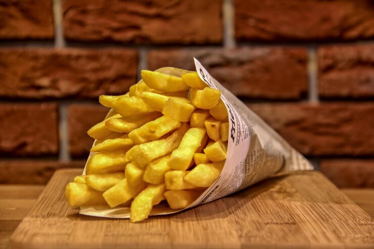 Zdjęcie torba frytek na stole