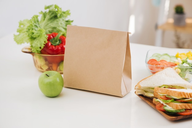 Torba na lunch z kanapką i owocami