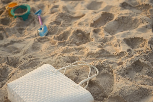 Torba na piaszczystej plaży na rozmytym tle zabawki