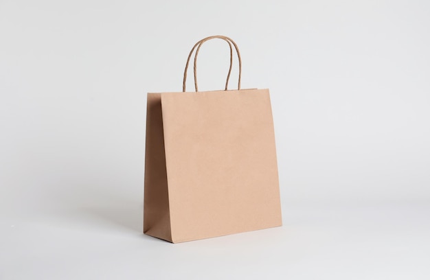 Torba papierowa na białym tle Mockup do projektu
