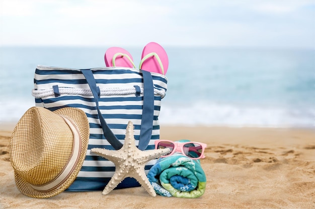 Torba plażowa z akcesoriami plażowymi, koncepcja wakacji letnich