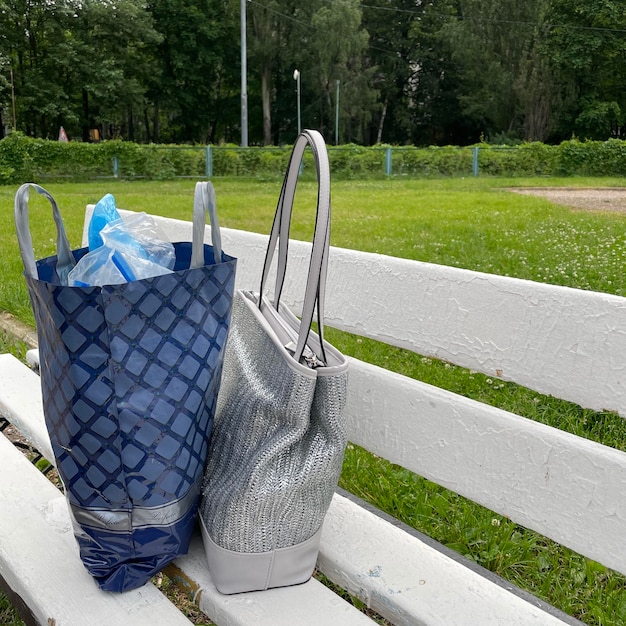 Zdjęcie torby na ławce w parku moda styl życia zdjęcie romantyczna natura