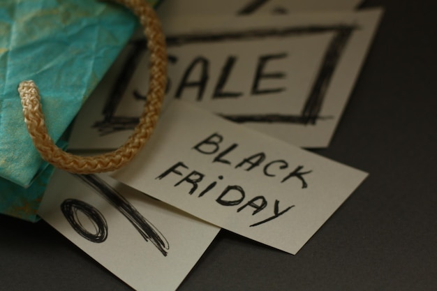 Zdjęcie torebka papierowa kolor turkusowy na czarnym tle wyprzedaż zakupy czarnego piątku