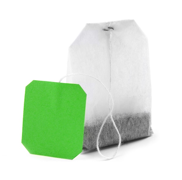Torebka z zieloną etykietą na białym tle