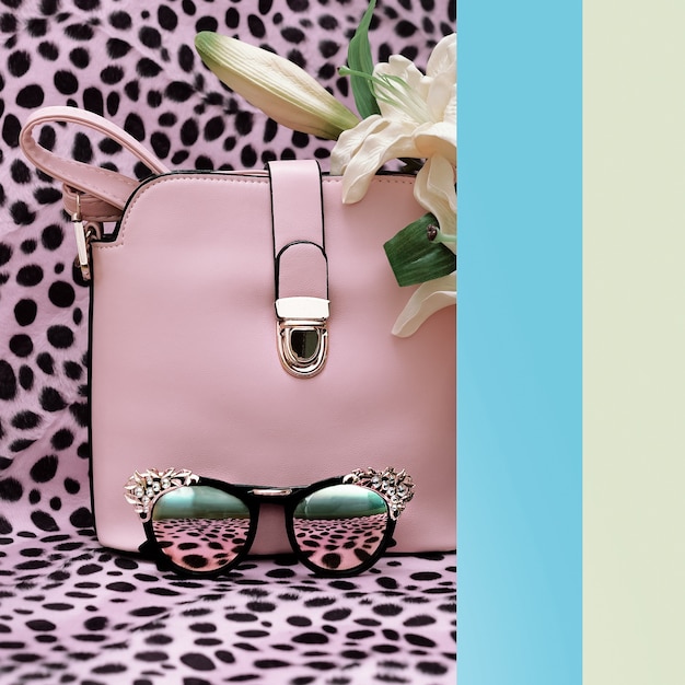 Torebki i moda stylowe okulary przeciwsłoneczne na tle leopard print. Trend w pastelowych kolorach