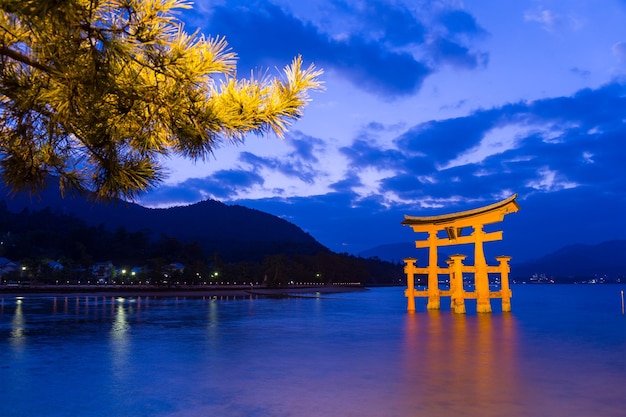 Torii w Itsukushima świeci wieczorem