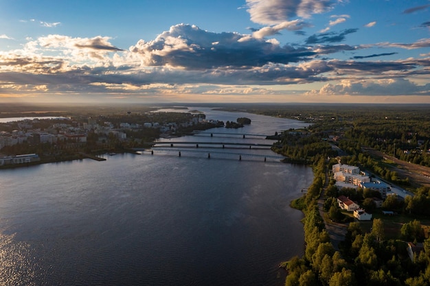 Tornionjoki mosty letni wieczór w Tornio w Finlandii