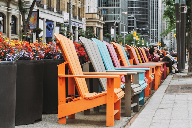 TORONTO, KANADA - 06.11.2022 Wielokolorowe ławki na King Street West w Toronto.