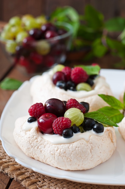 Tort Bezowy „pavlova” Ze śmietaną I Jagodami