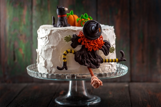 Tort Halloween z wiedźmą