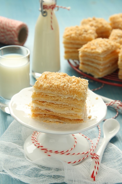 Tort Napoleona, tort z ciasta francuskiego z kremem kremowym