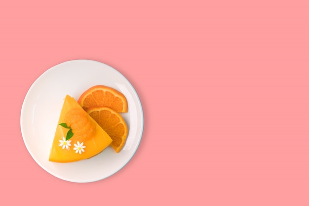 Tort pomarańczowy na białym talerzu