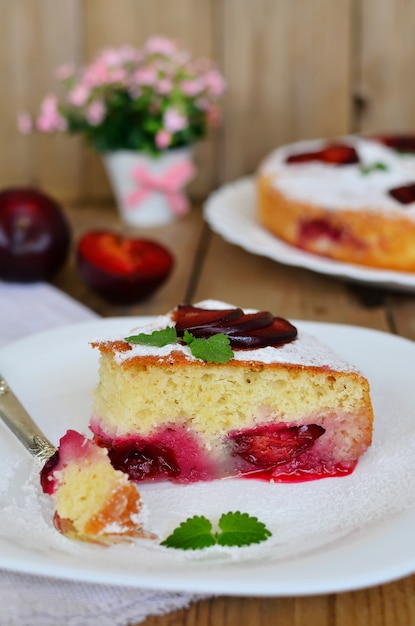 Zdjęcie tort śliwkowy na drewnianym stole