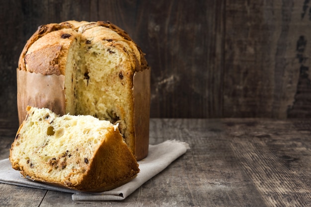 Tort świąteczny panettone na rustykalne drewniane, miejsce