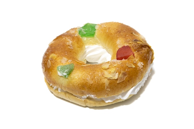 Tort Trzech Króli Roscon de Reyes w małym rozmiarze. Samodzielnie na białym tle. Koncepcja hiszpańskiego jedzenia.