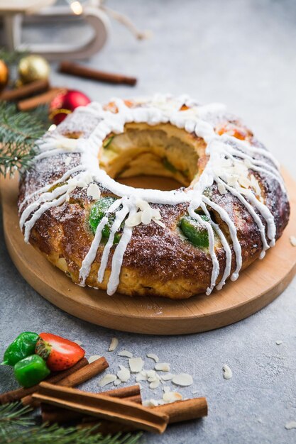 Tort Trzech Króli, Tort Królów, Roscon de Reyes lub Rosca de Reyes. Tradycyjny hiszpański tort świąteczny.
