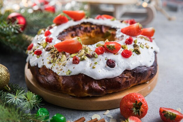 Tort Trzech Króli, Tort Królów, Roscon de Reyes lub Rosca de Reyes. Tradycyjny hiszpański tort świąteczny.