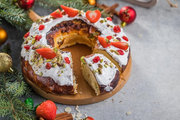 Tort Trzech Króli, Tort Królów, Roscon de Reyes lub Rosca de Reyes. Tradycyjny hiszpański tort świąteczny.