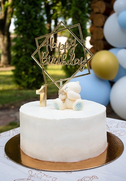 Tort urodzinowy na 1 rok z figurką misia i złotą nakładką i świeczką
