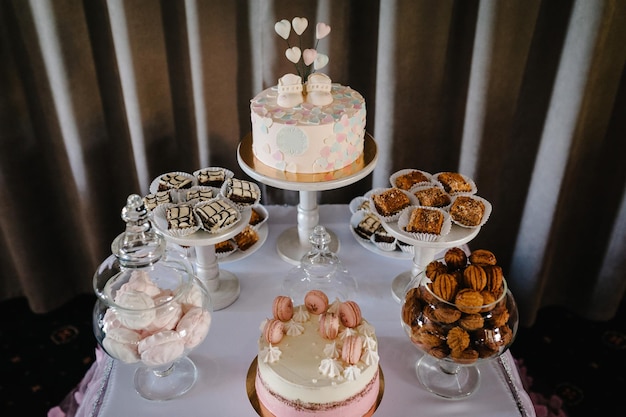 Tort urodzinowy na tle Wystrój imprezowy Kopiowanie miejsca Koncepcja uroczystości Modny tort Batonik Stół ze słodyczami Cukierki deser