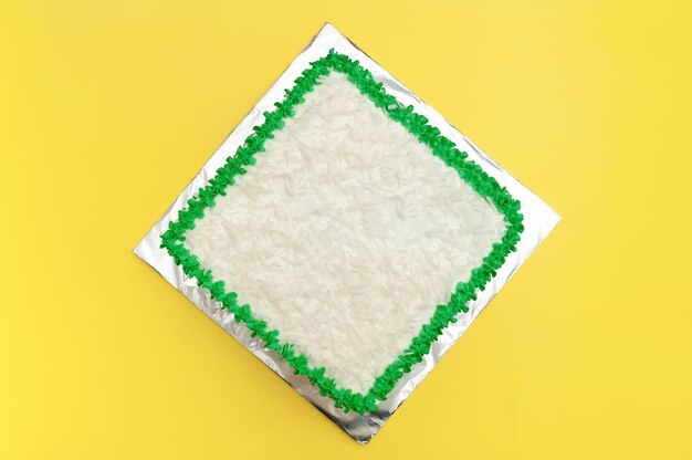 Tort Urodzinowy Ozdobiony Zielonym Lukrem I Tartym Kokosem Na żółtym Tle