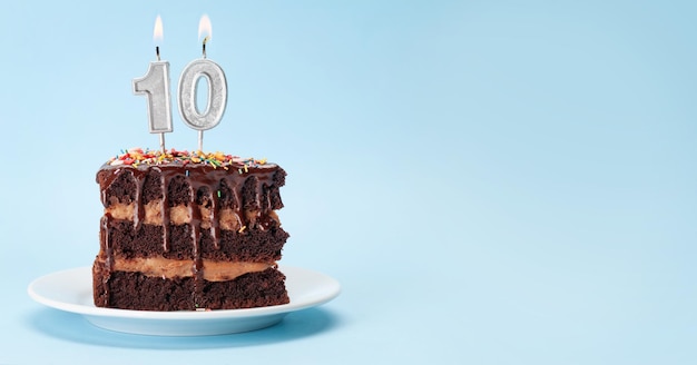Tort urodzinowy z palącymi się świeczkami numer dziesięć