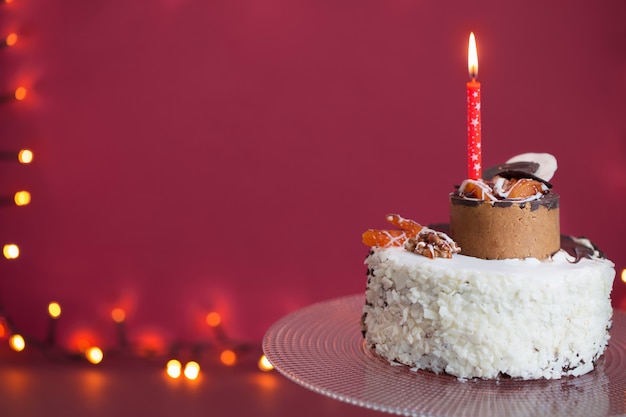 Tort urodzinowy z płonącą świecą