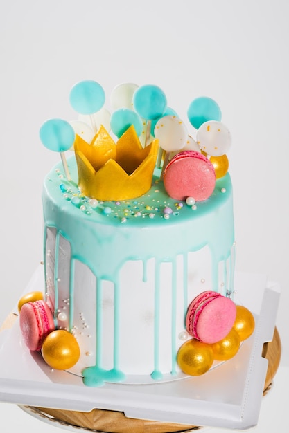 Tort urodzinowy ze świecami koncepcja rocznicy żywności okładka baneru w tlepionowe tło