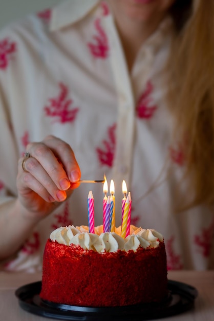 Tort urodzinowy ze świeczkami Zapala świeczki na torcie Pocztówka z okazji urodzin