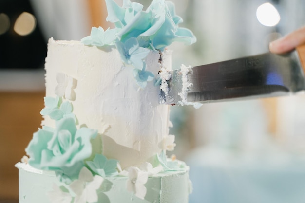 Tort weselny pokrojony nożem zbliżenie
