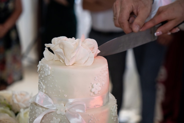 Tort weselny, ręce i nóż, krojenie