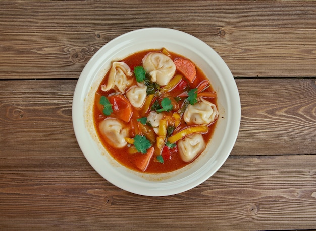 Tortellini Minestrone Soup - włoska zimowa zupa z ravioli