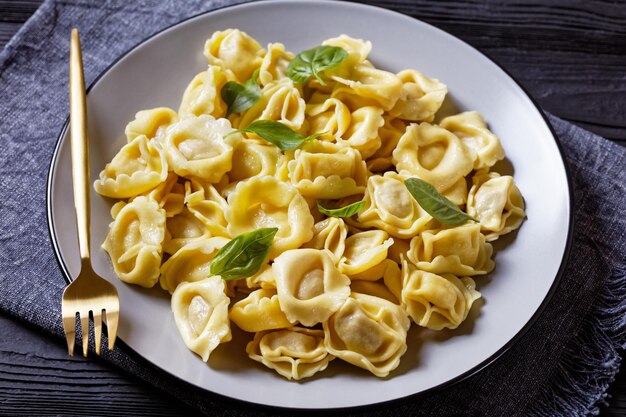 Tortelloni z nadzieniem serowym na talerzu