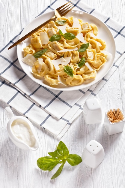 Tortelloni z nadzieniem serowym na talerzu