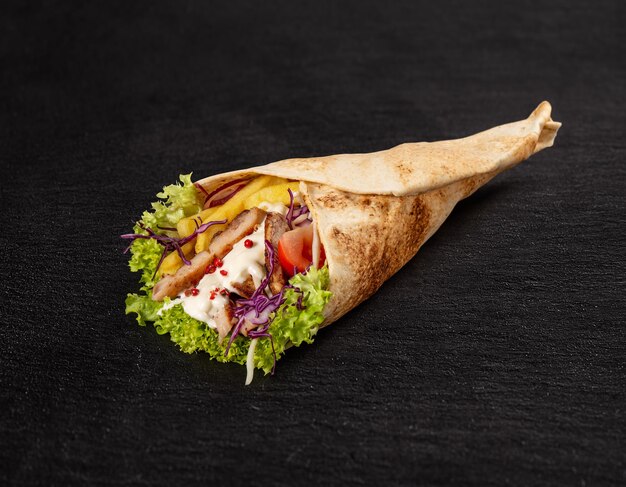 Tortilla wrap ze smażonym mięsem z kurczaka