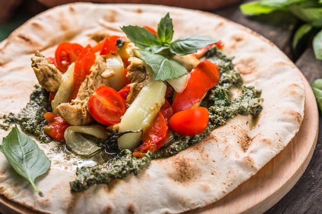 Tortilla Wymieszana Z Papryką, Bazylią I Pesto Na Desce